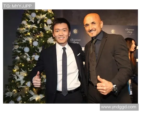 足球明星妻子惊艳亮相美丽照片引发热议网友纷纷点赞称赞其气质与风采